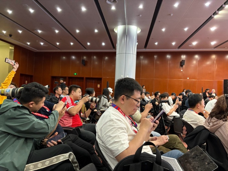 萬(wàn)眾矚目！記者擠滿國(guó)足賽前新聞發(fā)布廳，賽場(chǎng)記者預(yù)計(jì)超300人