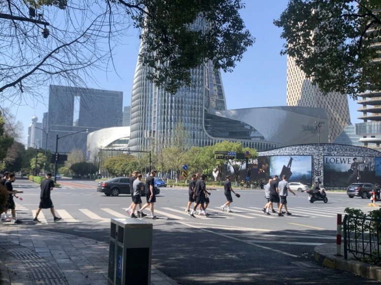 心態(tài)放松，有網(wǎng)友拍到澳大利亞隊(duì)早上在萬(wàn)象城citywalk