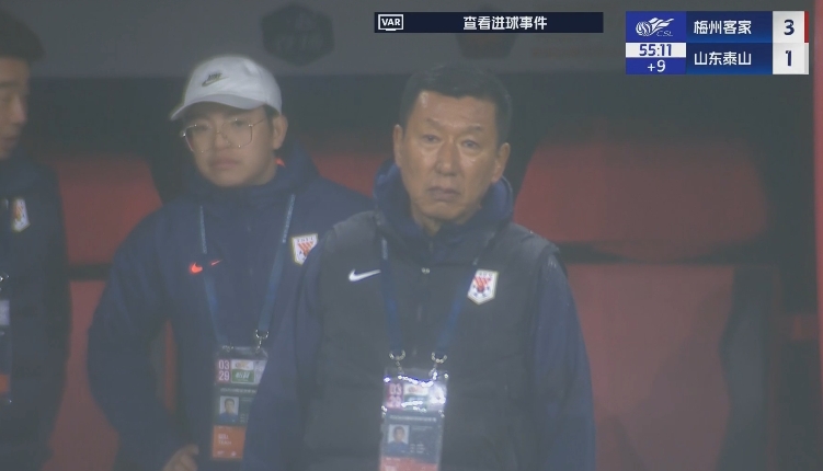 半場1-3落后遞補(bǔ)隊！場邊的崔康熙表情焦急