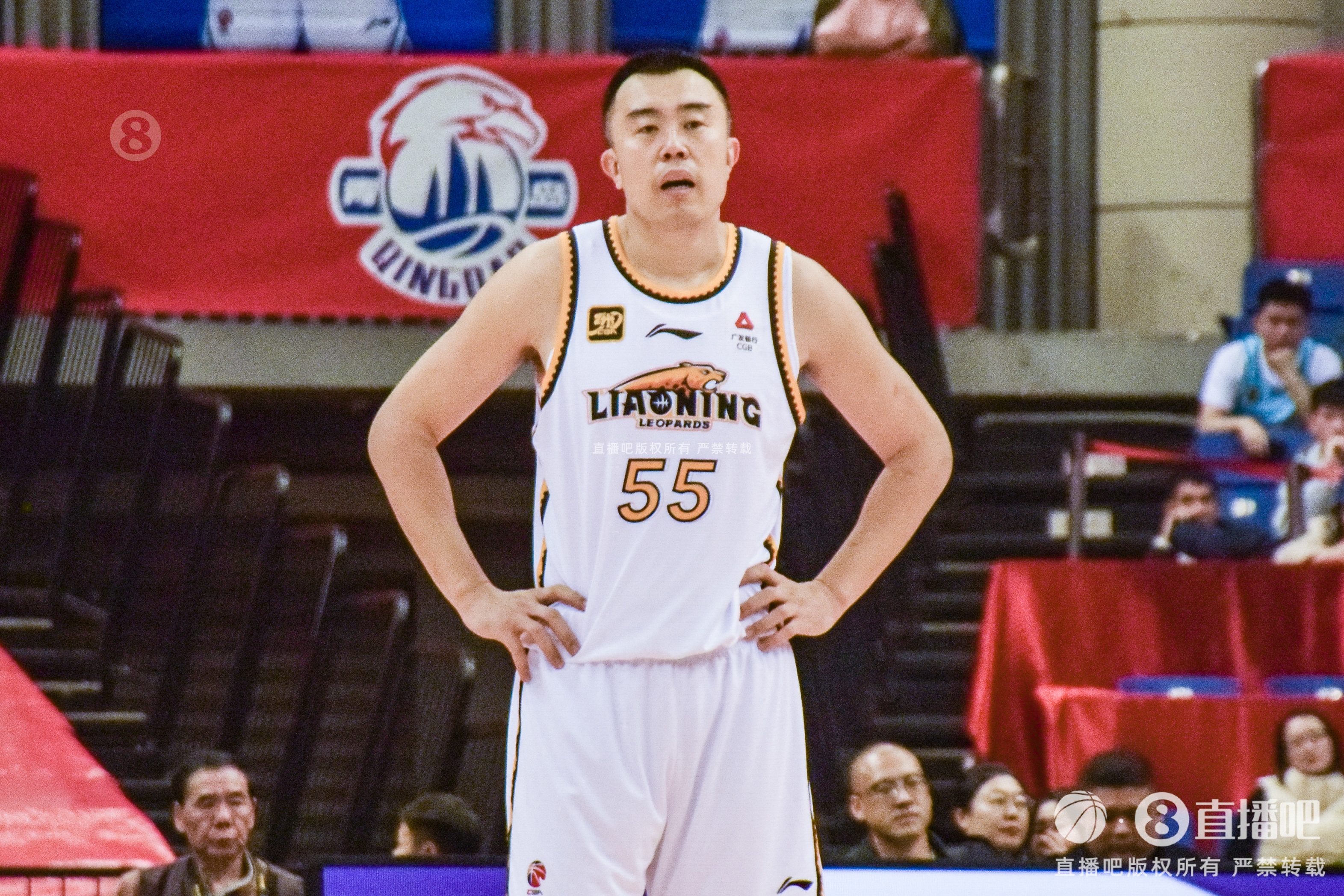 老將不容易！韓德君帶傷出戰(zhàn)半場6分鐘5犯 僅2板2助