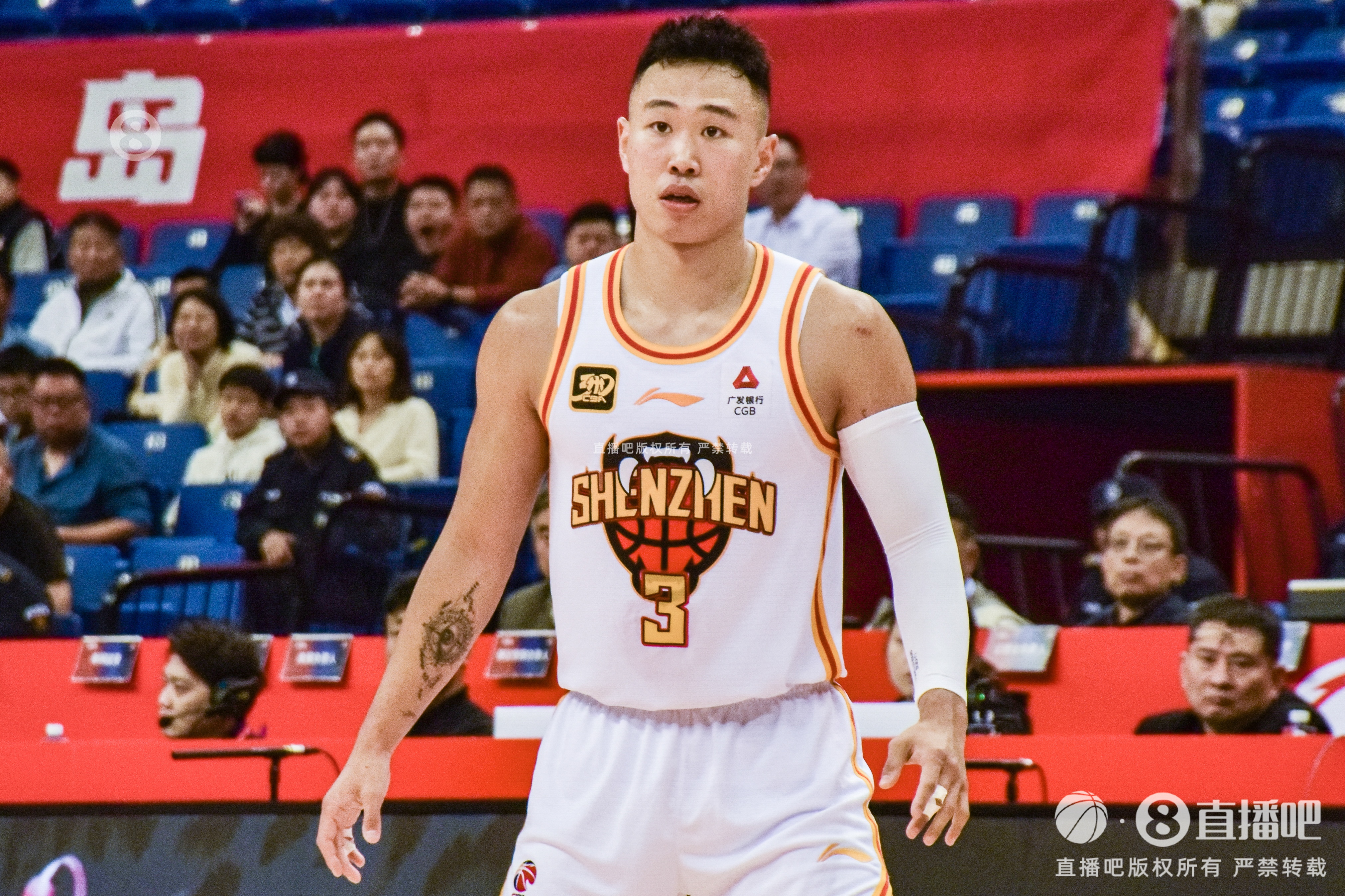 攻防俱佳！賀希寧17中8&三分7中3拿到19分 貢獻(xiàn)4次搶斷
