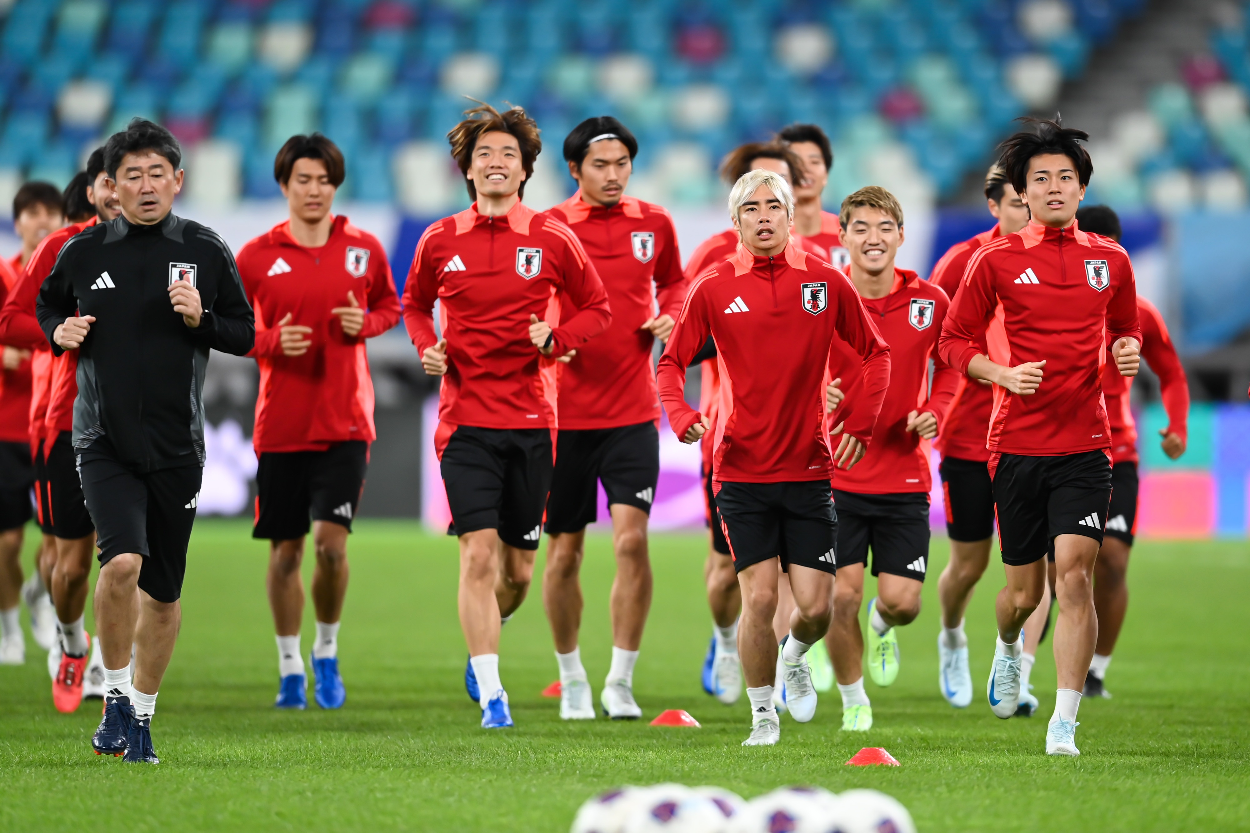 日媒：日本隊(duì)今日進(jìn)行賽前一日踩場(chǎng)訓(xùn)練，三笘薰和長友佑都缺席