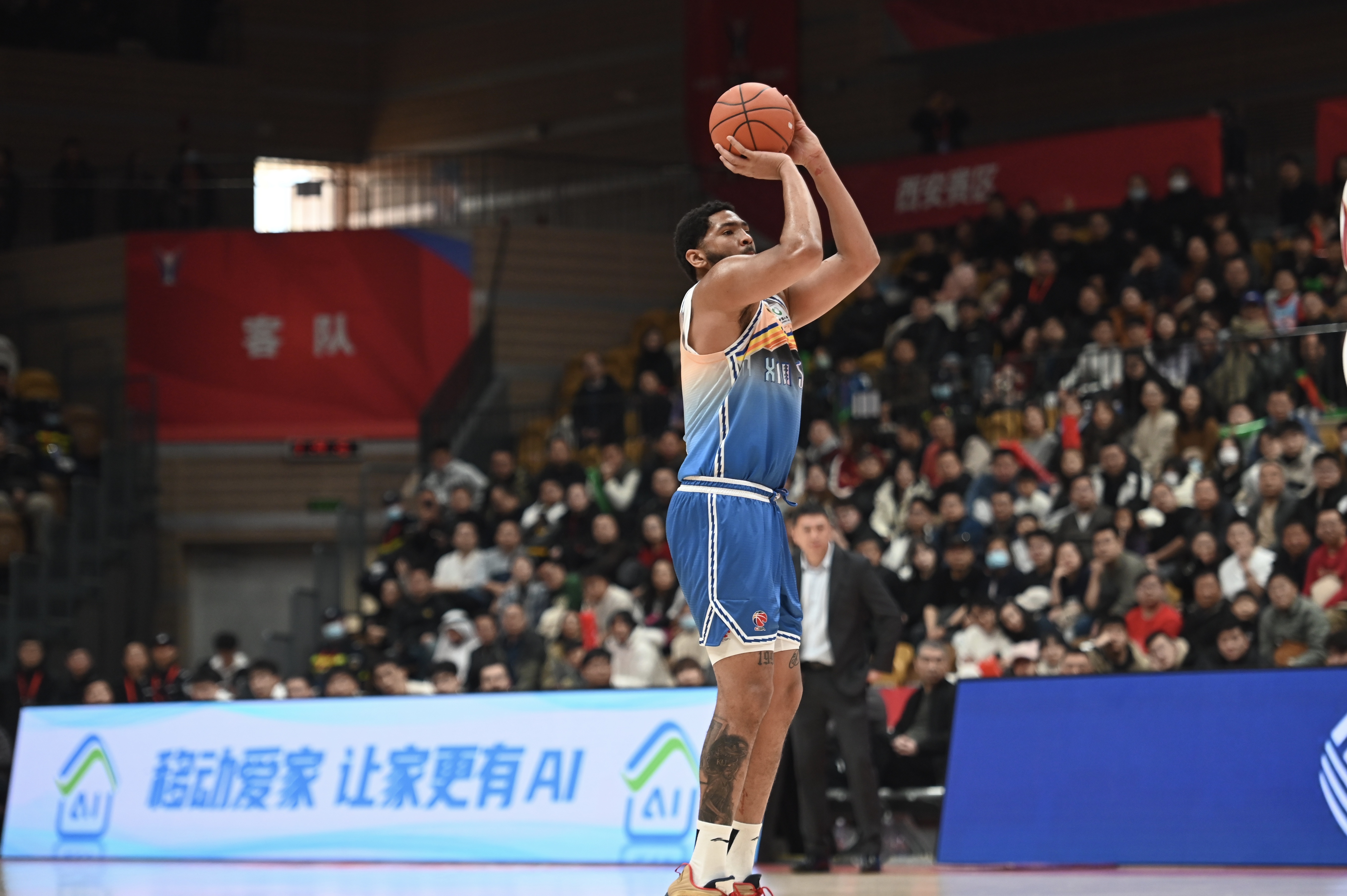 率先發(fā)力！新疆外援勞森首節(jié)7中5拿到11分 三分2中1